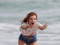 Bella Thorne zmysłowo prezentuje biust w mokrym bikini